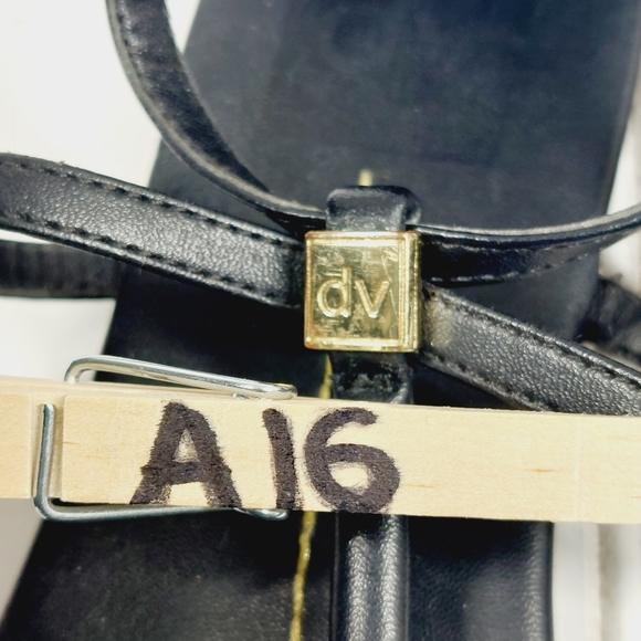 DV By Dolce Vita Tong Open Toe Logo Back Zip T-Strap Flat Sandals A16 - Picture 10 of 10